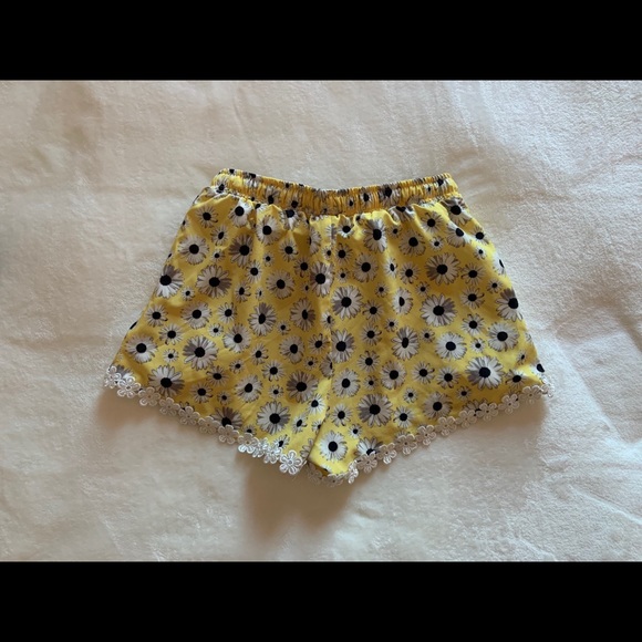 4/$30🤟 Daisy shorts 🌼 - Picture 3 of 3